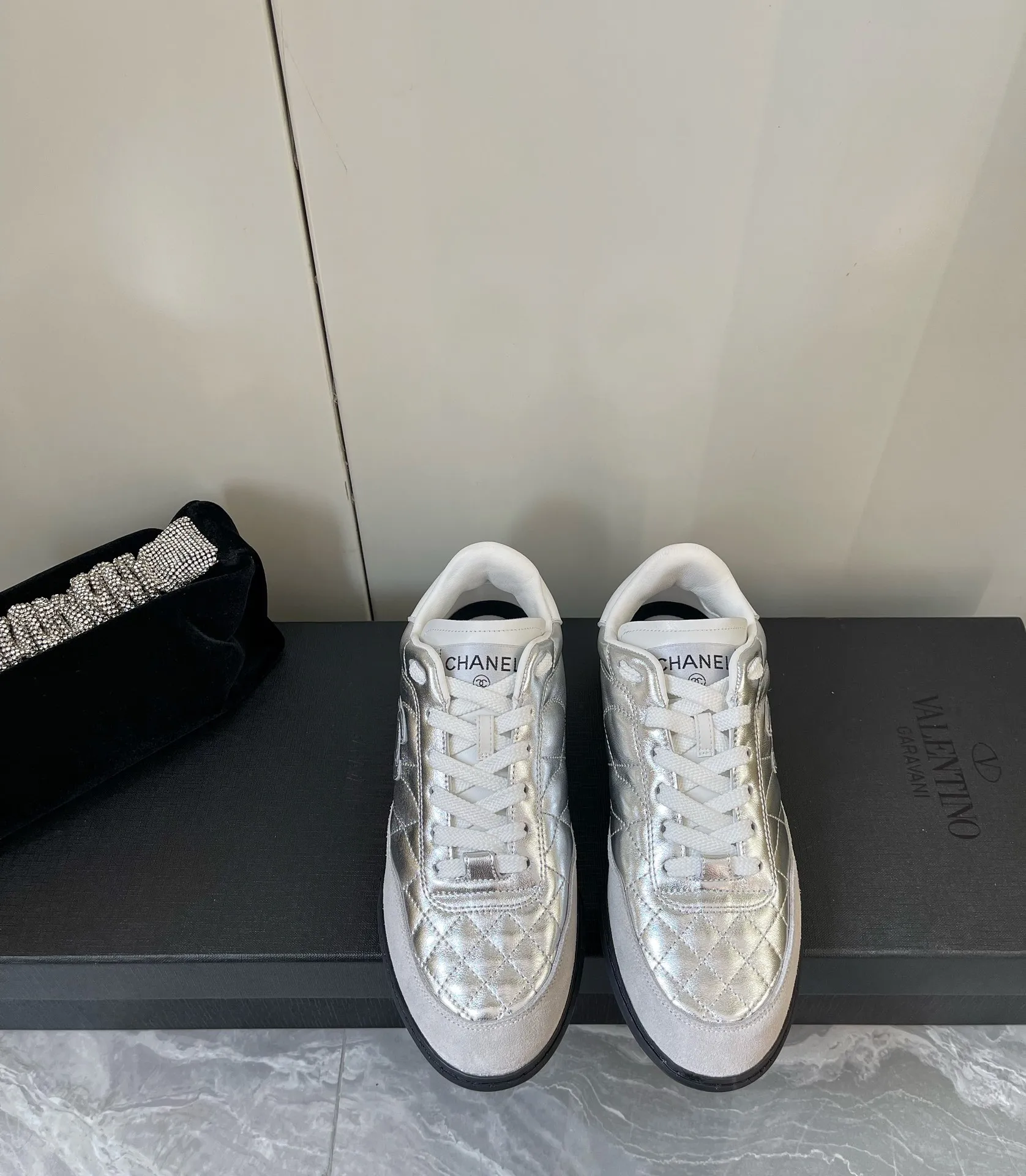 👟👟Ex-factory price 520👟👟 𝐂𝐇𝐀𝐍𝐄𝐋 Chanel's latest rhombus sports sneakers, new color white shoes ✔️ Full cowhide leather surface. The new color matching fabric adds many elements to make it look very exquisite. It will make your legs look longer when you put it on. Authentic counter replica. The upper foot can be said to be really super good! Size: 35-40 original packaging